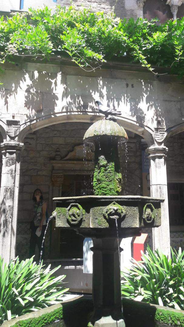 Fontaine architecture gothique Barcelone